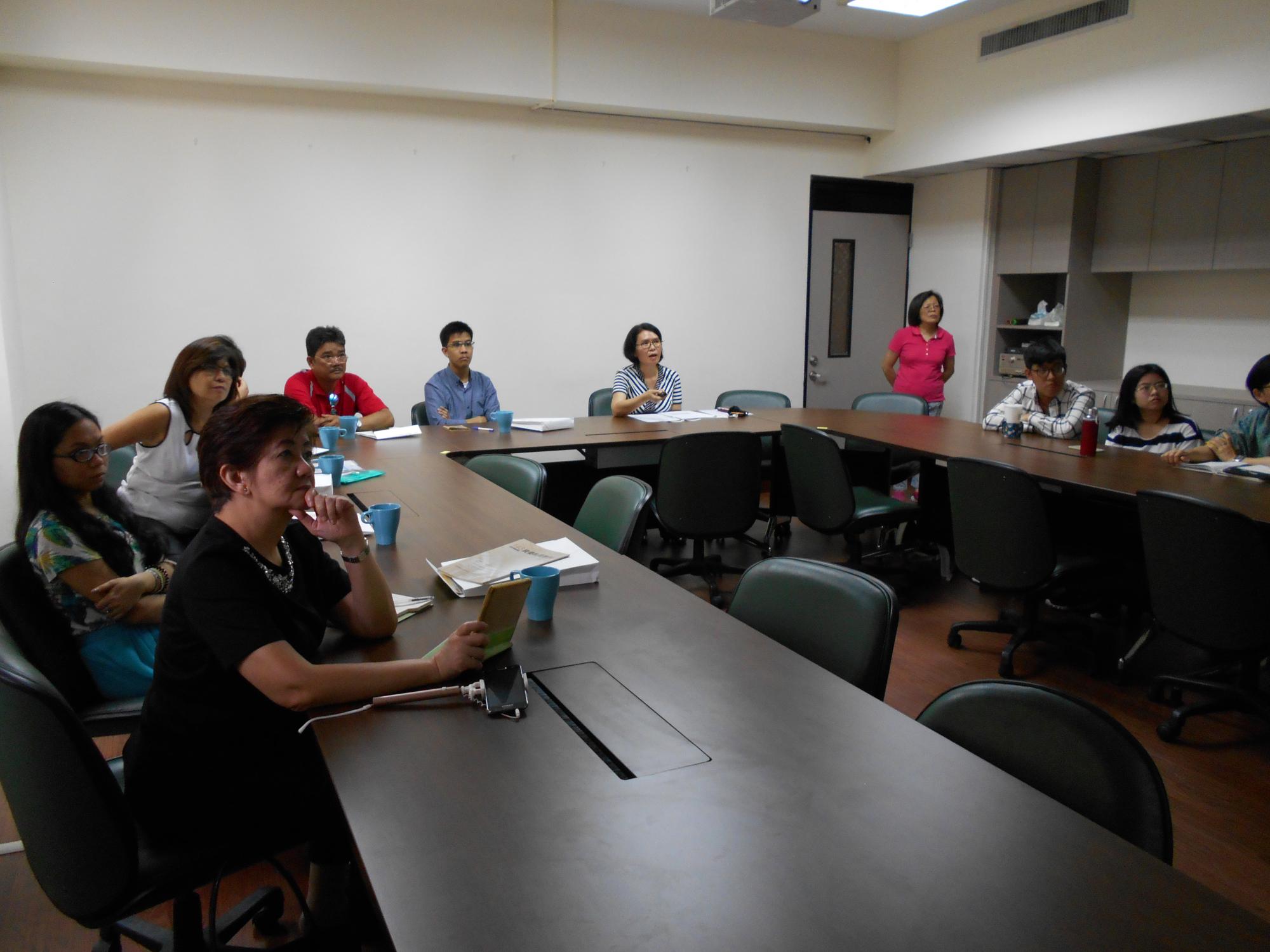 菲律賓大學教育學院Myra Tantengco教授帶領一行7人蒞臨本中心參訪活動照片